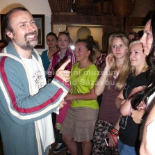 Miloslav Lopaur (jeden z autorů výstavy) provází návštěvníky. Foto: Kamila Dvořáková