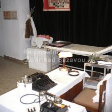 Pracovní stůl a lehátko. Foto: Kamila Dvořáková