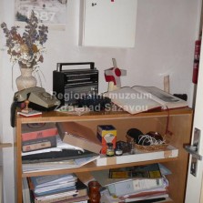 Část kanceláře plemenářů s lékárničkou a pořadačem na spisy. Foto: Kamila Dvořáková