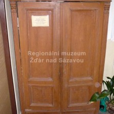 Regionální muzeum města Žďáru nad Sázavou sídlí na Tvrzi od roku 1993 a tato skříň ze ZŠ v Počítkách byla k datu otevření výstavy nejnovějším přírůstkem do jeho sbírky. Foto: Kamila Dvořáková