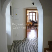 Chodba s původní podlahou. Foto: Kamila Dvořáková