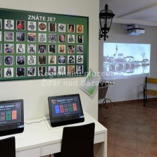 Místnost s dotykovými obrazovkami a s kostýmy nejen pro děti. Foto: Kamila Dvořáková