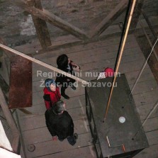 Pohled na skříň hodinového stroje shora. Foto: Kamila Dvořáková