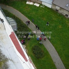 Návštěvníci pod věží. Foto: Kamila Dvořáková