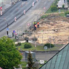 Archeologové pracující na náměstí. Foto: Kamila Dvořáková