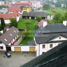 Fara se zahradou. Foto: Kamila Dvořáková