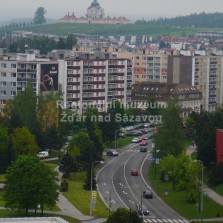 Poutní kostel sv. Jana Nepomuckého na Zelené hoře a panelové domy na Libušíně. Foto: Kamila Dvořáková