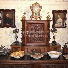 Příborník s vánočními pokrmy. Foto: Kamila Dvořáková