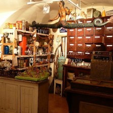 Prvorepublikový obchod s vánoční výzdobou. Foto: Kamila Dvořáková