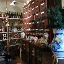 Prvorepublikový obchod s vánoční výzdobou. Foto: Kamila Dvořáková