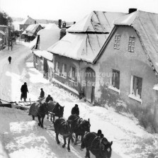 Zima ve Žďáře - prohrnování sněhu v Horní ulici. Foto: Archiv RM (Vilém Frendl)