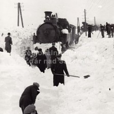 Vyprošťování vlaku ze závějí. Foto: Archiv RM