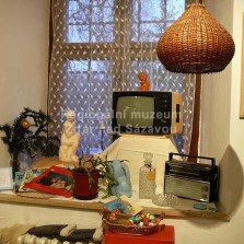 Pohled na okno s televizí, rádiem a gramofonovými deskami. Foto: Kamila Dvořáková