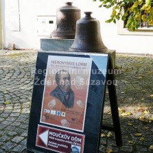 Plakát výstavy před budovou Regionálního muzea města Žďáru nad Sázavou. Foto: Kamila Dvořáková