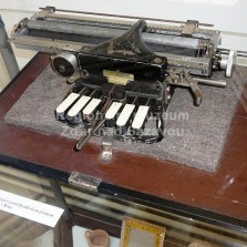 Pichtův psací stroj pro psaní Brailleským písmem. Foto: Kamila Dvořáková