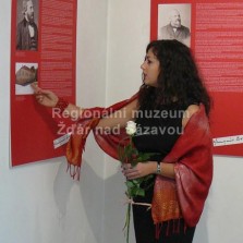 Kurátorka výstavy Mgr. Dana Massowová provází zájemce výstavou. Foto: Kamila Dvořáková