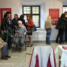 Návštěvníci vernisáže si prohlížejí výstavu. Foto: Kamila Dvořáková