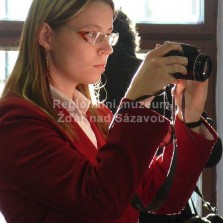 Mgr. et Mgr. Lenka Benešová fotografuje vernisáž. Foto: Kamila Dvořáková