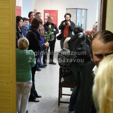 Návštěvníci vernisáže si prohlížejí výstavu. Foto: Kamila Dvořáková