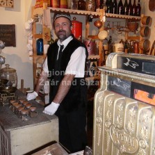 Prvorepublikový krám a jeho hrdý majitel - autor výstavy Mgr. Miloslav Lopaur. Foto: Kamila Dvořáková