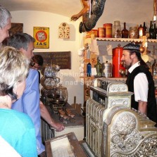 První návštěvníci v krámě. Foto: Kamila Dvořáková.