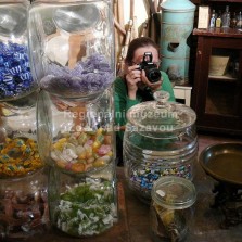 Zástupce médií zaujaly zásobníky s dobovými bonbony. Foto: Kamila Dvořáková