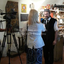 Reportérka žďárské kabelové televize Kateřina Omesová zpovídá autora výstavy. Foto: Kamila Dvořáková