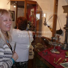 Návštěvnice u jedné z vitrín. Foto: Kamila Dvořáková