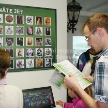 Místost s interaktivními prvky - dotykové obrazovky se spoustou informací i fotografií a panel se slavnými Žďáráky. Foto: Kamila Dvořáková