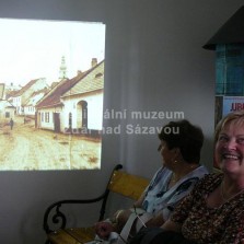 Zákoutí s posezením a promítanými motivy ze starého Žďáru. Foto: Kamila Dvořáková
