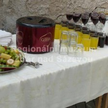 Malé občerstvení na přilehlém dvorku. Foto: Kamila Dvořáková