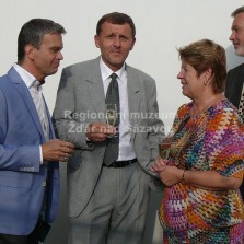 Podívat se přišel i potomek bývalých majitelů domu, pan Moučka (uprostřed). Foto: Kamila Dvořáková