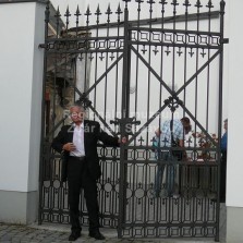 1. místostarosta a jeho oblíbená brána, která u Moučkova domu našla důstojné místo. Foto: Kamila Dvořáková