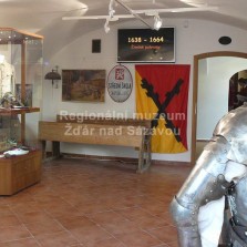 Školní lavice, vlajka města Žďáru a obrazová prezentace s nejvýznamějšími událostmi v dějinách města. Foto: Kamila Dvořáková