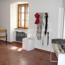 Místnost s interaktivními prvky.