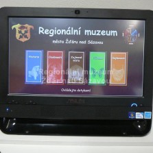 Podrobné informace o historii, osobnostech i zajímavých místech města Žďáru i okolí poskytnou dotykové obrazovky. Nechybí ani fotografická a obrazová dokumentace. Foto: Kamila Dvořáková