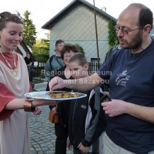 Agrippina nabízí příchozím houbičky podle vlastního receptu. Foto: Žďárský deník/Eva Drdlová
