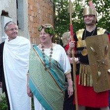 Římská nobilita přihlíží - starostka a oba místostarostové  města Žďáru. Foto: Žďárský deník/Eva Drdlová