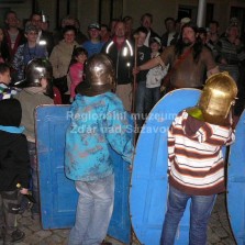 Příprava k útoku na podlou bandu barbarů (rodiče). Foto: Kamila Dvořáková