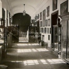 Pohled do expozice muzea 8. května 1955.
