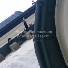 Průvodce ukazuje a komentuje výhled z věže. Foto: Kamila Dvořáková