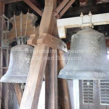 Dva ze čtyř zvonů na věži - vlevo zvon Marie z roku 1489. Foto: Kamila Dvořáková