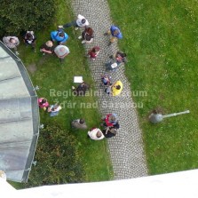 Čekající návštěvníci pod věží. Foto: Kamila Dvořáková