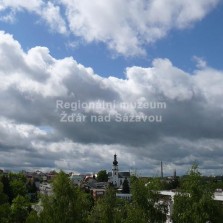 Panorama centra Žďáru s kostelem svatého Prokopa a jeho věží. Foto: Kamila Dvořáková