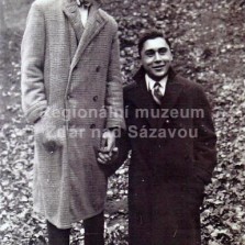 Mladý Vilém Frendl (vlevo) s kamarádem.