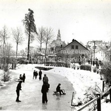 Bruslení na náhonu ve Veselské ulici. Foto: Vilém Frendl