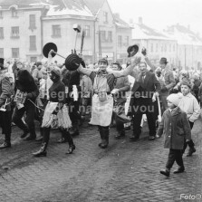 Masopustní průvod na náměstí. Foto: Vilém Frendl
