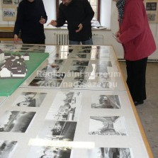 Dcery Viléma Frendla Jana Stará a Jiřina Dítětová s kurátorem výstavy Miloslavem Lopaurem. Foto: Vilém Frendl