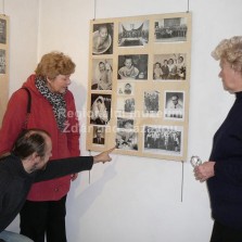 Dcery Viléma Frendla Jana Stará a Jiřina Dítětová s kurátorem výstavy Miloslavem Lopaurem. Foto: Vilém Frendl