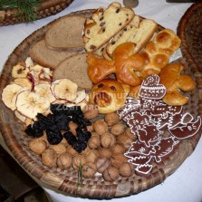 Vánočka, perníčky, křížaly, sušené švestky a další pochoutky. Foto: Kamila Dvořáková